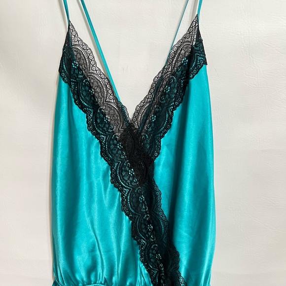 Victoria’s Secret Romper new condition. SZ M black lace a turquoise color - Picture 10 of 13